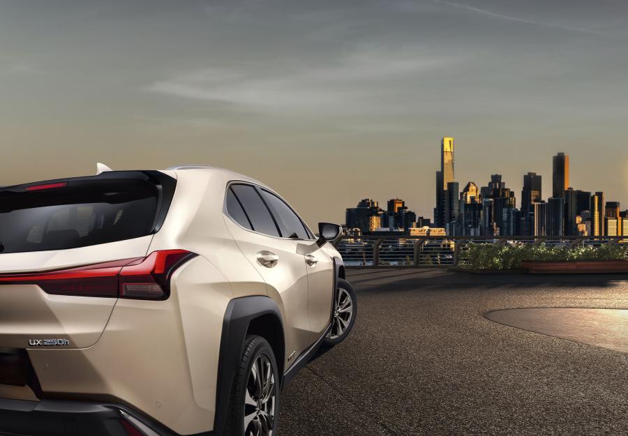 Детали экстерьера Lexus UX250h F-Sport 2018 года  (WW) (фото 3 из 46)
